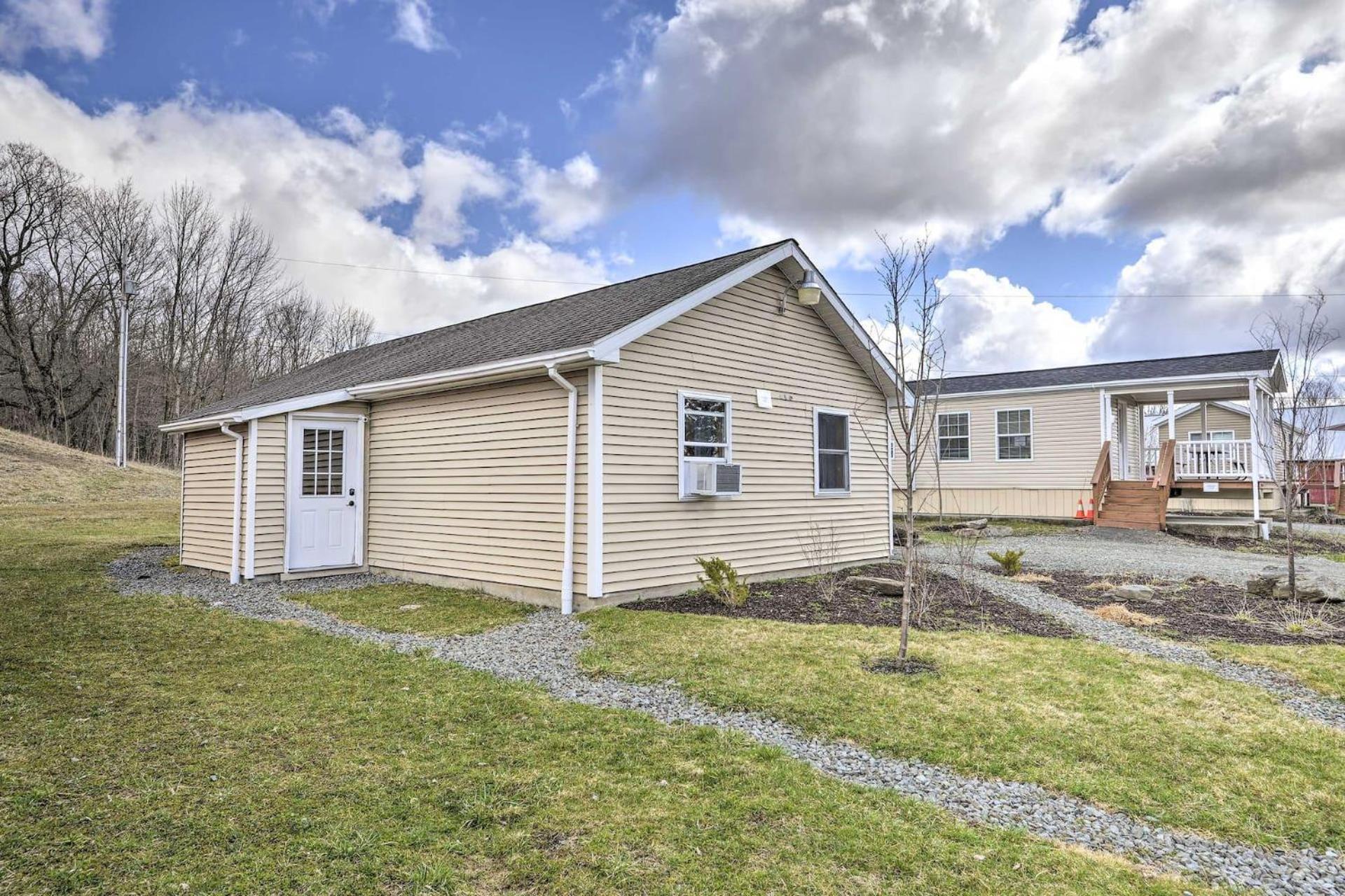 Equestrian House Suites Pleasant Mount Exterior photo