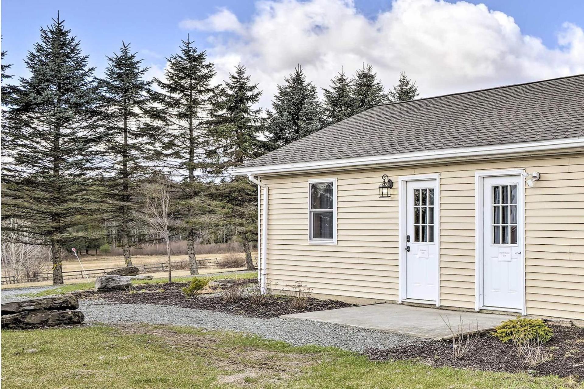 Equestrian House Suites Pleasant Mount Exterior photo