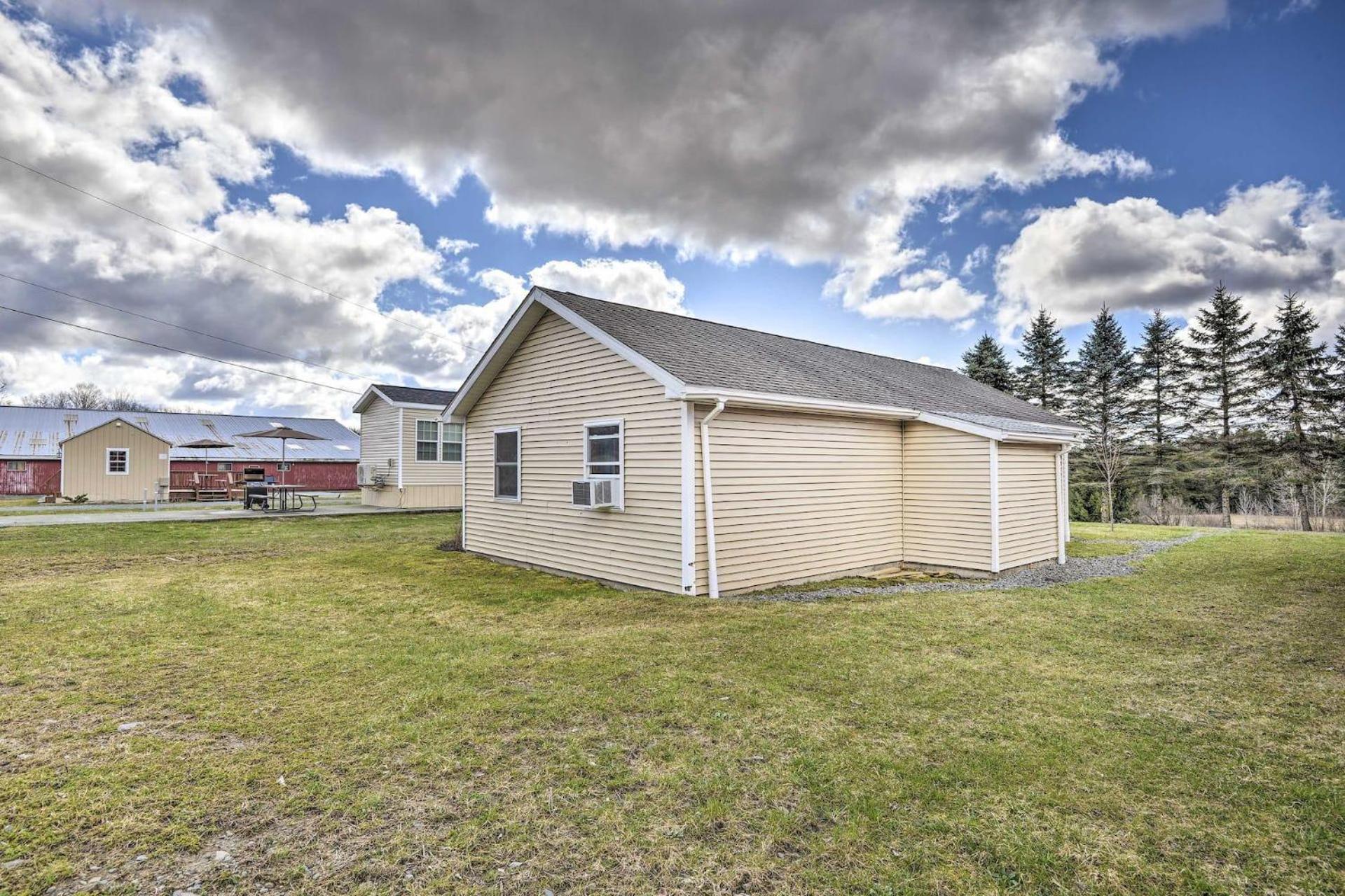 Equestrian House Suites Pleasant Mount Exterior photo