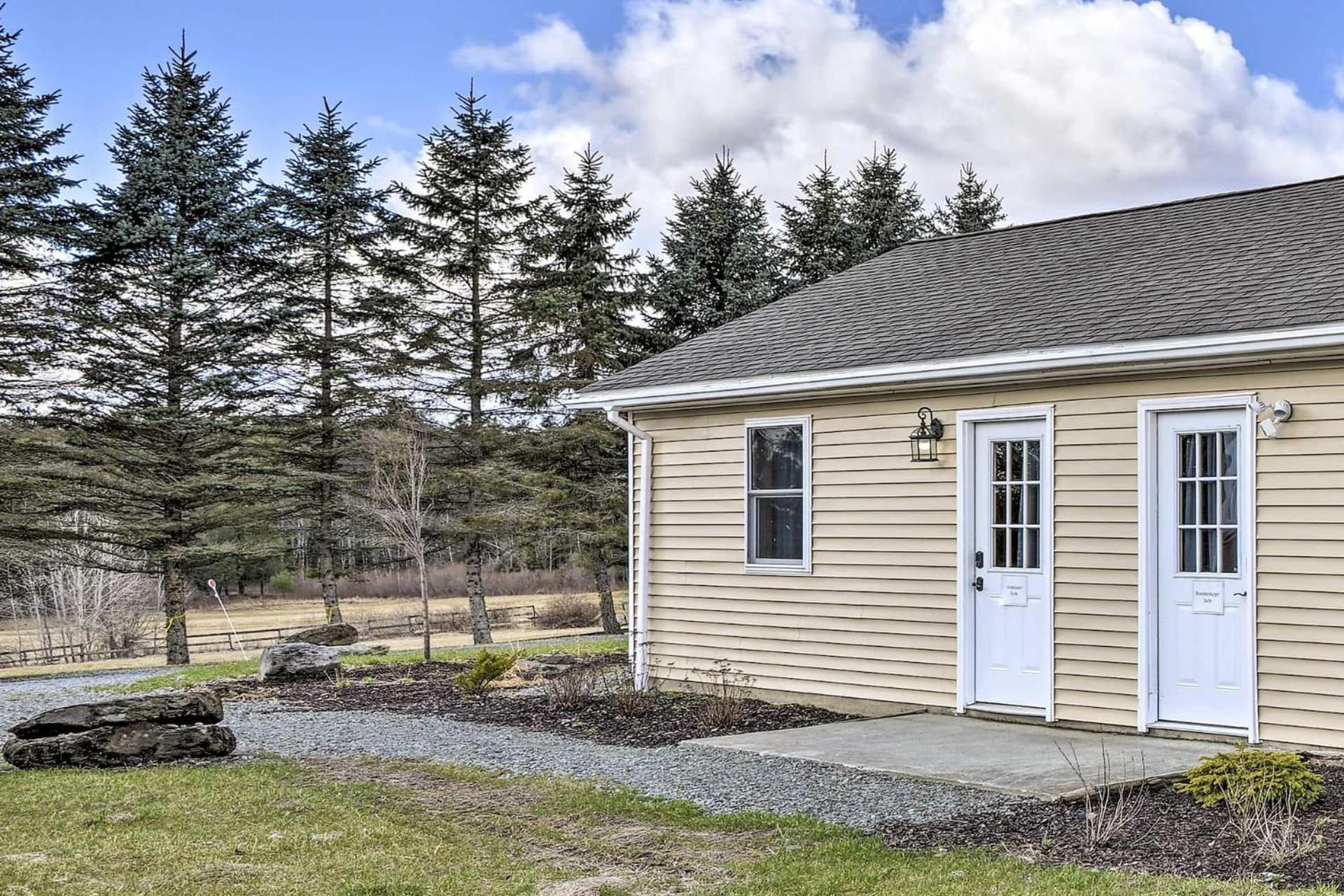 Equestrian House Suites Pleasant Mount Exterior photo